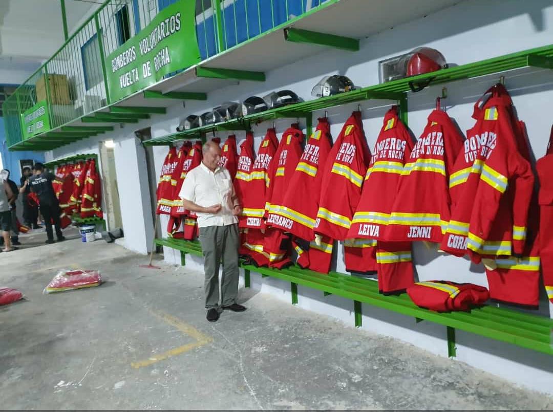 Trajes de fuego colgados en el perchero de la Compañía de Bomberos Voluntarios Vuelta de Rocha